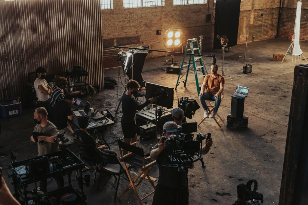 Grupo De Personas Reunidas Alrededor De Una Cámara En Un Set De Producción Audiovisual
