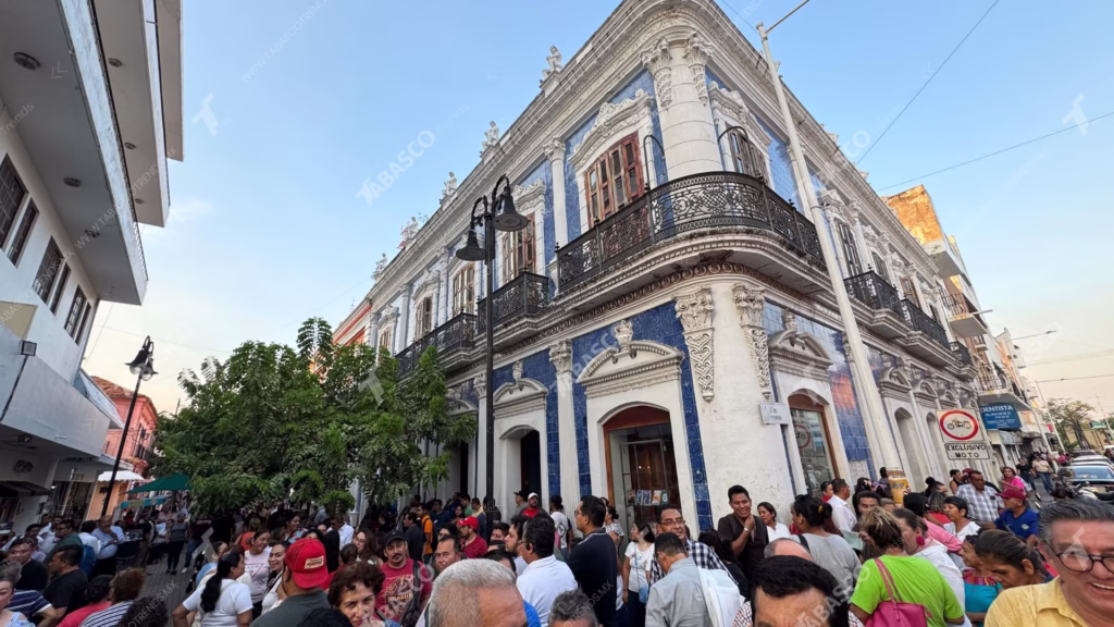 Multitud Se Concentra En Apoyo A Efraín Reséndez Frente A La Casa De Los Azulejos En Villahermosa 73 17 2
