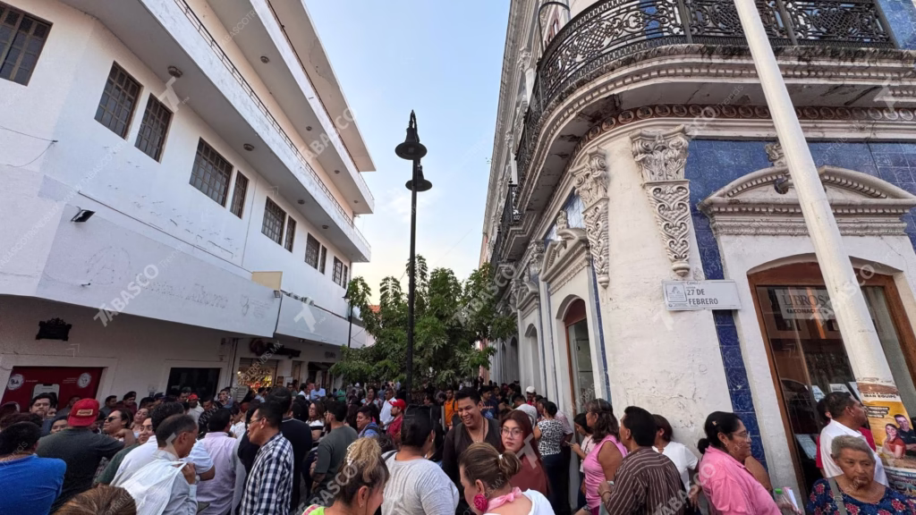Multitud Se Concentra En Apoyo A Efraín Reséndez Frente A La Casa De Los Azulejos En Villahermosa 74 18 1