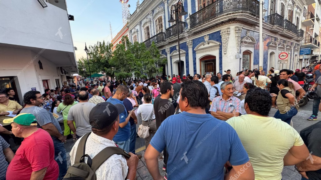 Multitud Se Concentra En Apoyo A Efraín Reséndez Frente A La Casa De Los Azulejos En Villahermosa 75 19 2