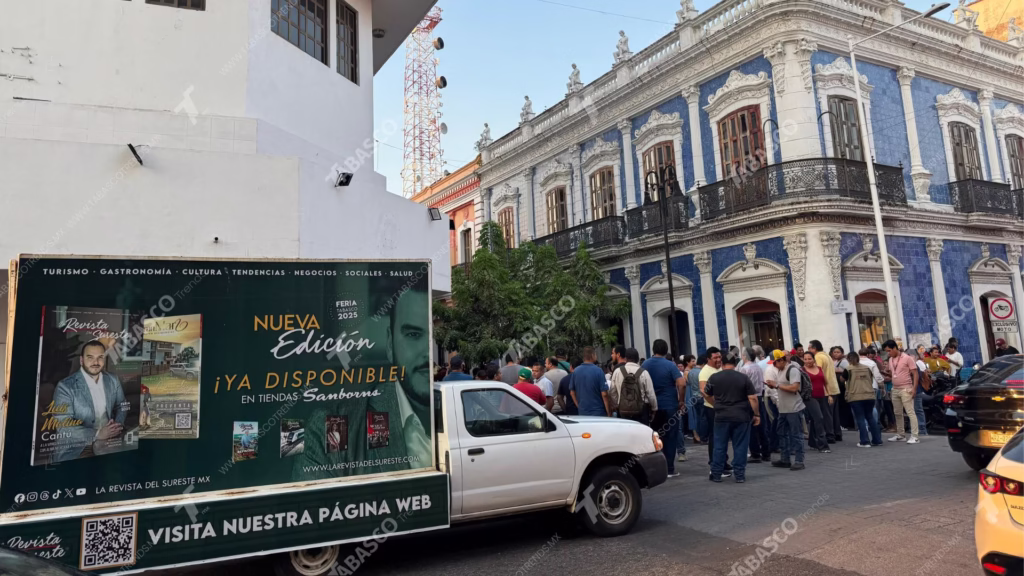 Multitud Se Concentra En Apoyo A Efraín Reséndez Frente A La Casa De Los Azulejos En Villahermosa 72 20 2