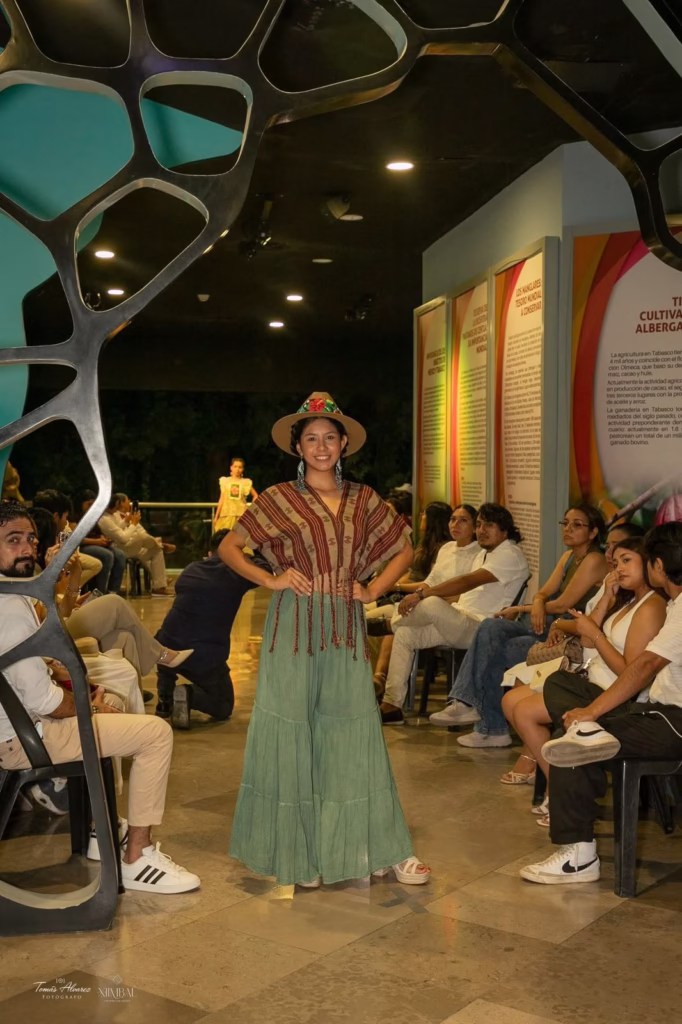 Mexichic Arte Textil Ilumina La Pasarela “Pombo Xiimbal: Entre Velas E Historias” En Villahermosa 80 Whatsapp Image 2025 06 20 At 12.00.52 Pm 4