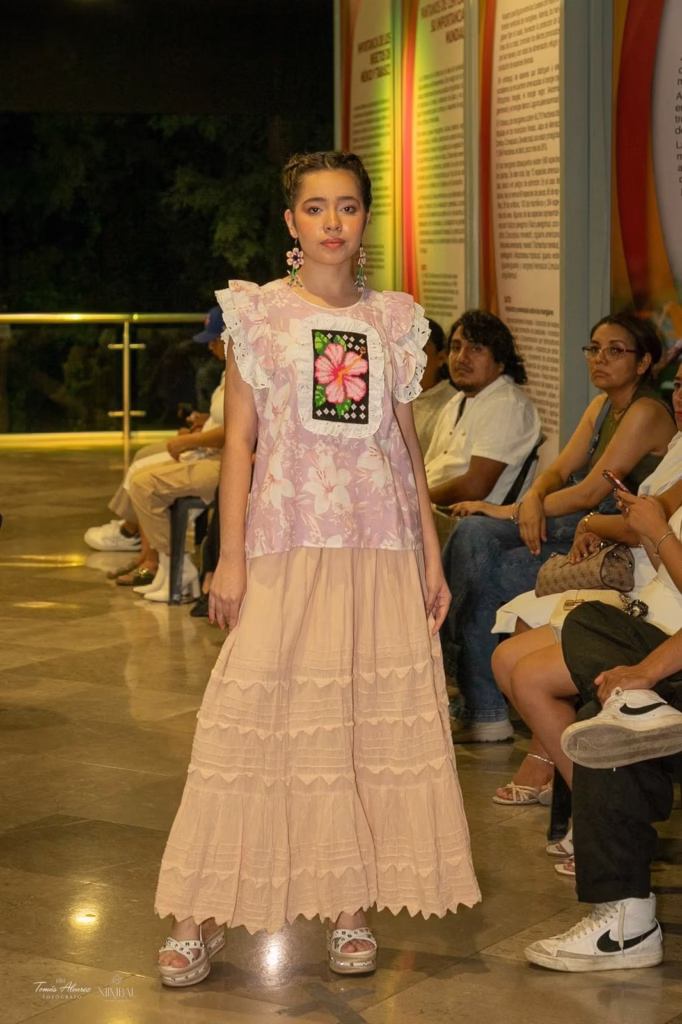 Mexichic Arte Textil Ilumina La Pasarela “Pombo Xiimbal: Entre Velas E Historias” En Villahermosa 79 Whatsapp Image 2025 06 20 At 12.00.52 Pm 5