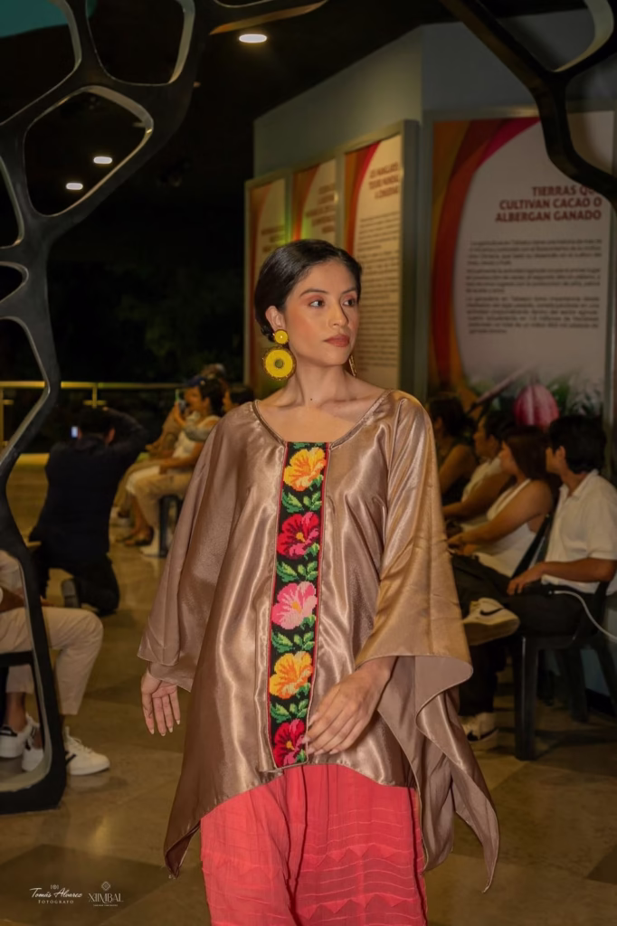 Mexichic Arte Textil Ilumina La Pasarela “Pombo Xiimbal: Entre Velas E Historias” En Villahermosa 78 Whatsapp Image 2025 06 20 At 12.00.52 Pm 6
