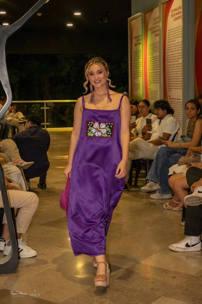 Mexichic Arte Textil Ilumina La Pasarela “Pombo Xiimbal: Entre Velas E Historias” En Villahermosa 74 Whatsapp Image 2025 06 20 At 12.00.52 Pm 7