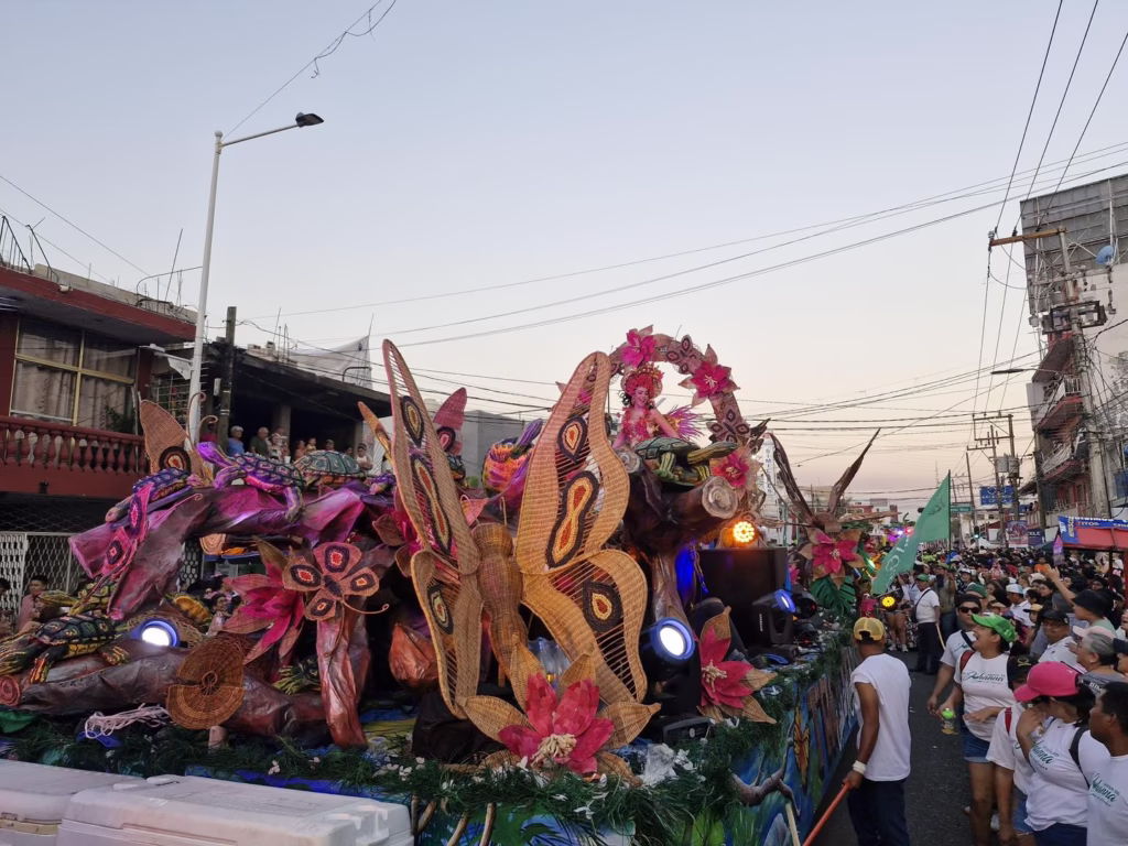 Conoce Al Artesano Que Dio Vida Al Carro Alegórico “Corazón Del Mutusay”, Que Usará Fátima Bosch, Miss Universe México 2025 74 494536554 122125861034753788 8864133707630479654 N
