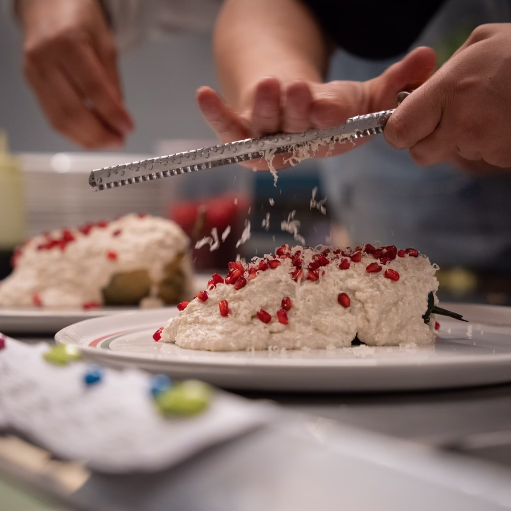 Chile En Nogada: ¿Con Pan O Con Tortilla? La Pregunta Que Divide Mesas Y Enciende Pasiones 72 529142730 18472119949078429 960176010199037972 N 1