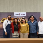 "Fotografía grupal durante la rueda de prensa del programa 'Chico Che por siempre'. Aparecen de izquierda a derecha: el artista Chico Che Chico vistiendo su icónico overol azul; Concepción Aurora Rodríguez Garduza (viuda de Chico Che); Aída Elba Castillo Santiago, Secretaria de Cultura de Tabasco; un colaborador de la dependencia y Salvador Manrique Priego, subsecretario de Desarrollo Cultural. Al fondo, un banner oficial con los logotipos del Gobierno de Tabasco y la Secretaría de Cultura."