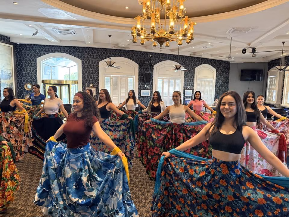 "Imagen compuesta por dos fotografías de la Empresa Zulueta con las embajadoras de la Feria Tabasco 2026.