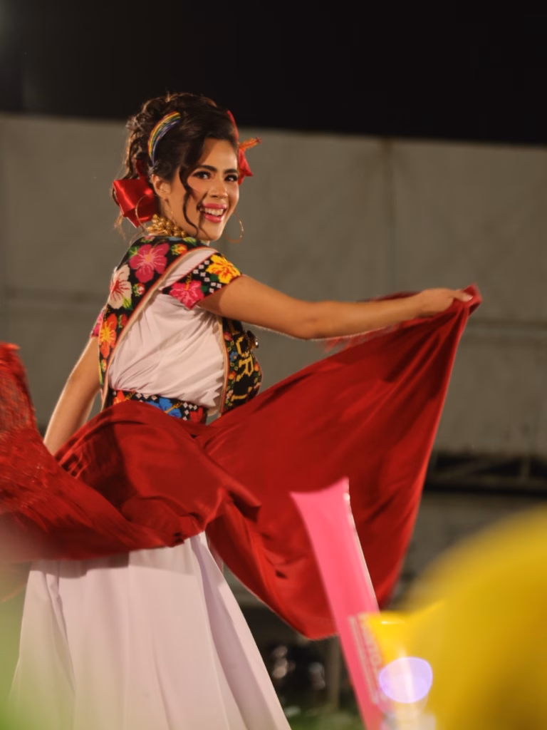 Balancán: El Despertar Del Gigante Del Usumacinta Y El Legado Dorado De Su Flor 70 María Fernanda Palma Miramontes, Flor Tabasco 2025, Máxima Soberana Y Representante De Tabasco En La Fiesta De Los Tabasqueños. Una Mujer Que Proyecta La Unidad Y Elegancia Durante La Imposición De Bandas 2026. Fotografía De Alta Gama Capturada Por La Revista Del Sureste Y Tabasco Trends, Destacando El Simbolismo De La Flor De Oro Como Ícono De Identidad, Cultura Y Orgullo De Toda Tabasco.