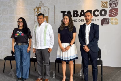 Aquí tienes el texto alternativo (Alt Text) optimizado para accesibilidad web y motores de búsqueda (SEO), diseñado para que los lectores de pantalla y los algoritmos de indexación de noticias comprendan el contexto visual de la imagen: Texto Alternativo (Alt Text) Fotografía oficial de la conferencia matutina del Gobierno de Tabasco. En el centro, el Gobernador Javier May Rodríguez viste una guayabera blanca con bordados verdes; a su derecha, la Secretaria de Turismo y Desarrollo Económico, Katia Ornelas Gil, porta una playera oficial negra de la Feria Tabasco 2026.