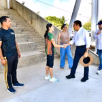 "Fotografía en plano general que muestra al Gobernador Javier May Rodríguez durante un recorrido de supervisión en la Unidad Deportiva Olimpia XXI, en Villahermosa, Tabasco.