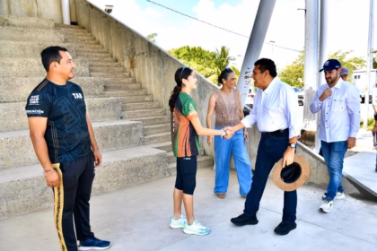 "Fotografía en plano general que muestra al Gobernador Javier May Rodríguez durante un recorrido de supervisión en la Unidad Deportiva Olimpia XXI, en Villahermosa, Tabasco.