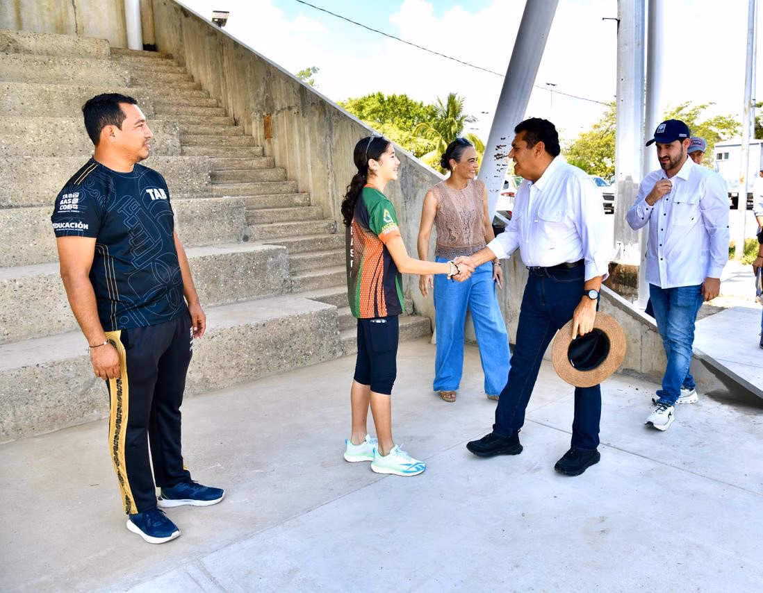 "Fotografía en plano general que muestra al Gobernador Javier May Rodríguez durante un recorrido de supervisión en la Unidad Deportiva Olimpia XXI, en Villahermosa, Tabasco.