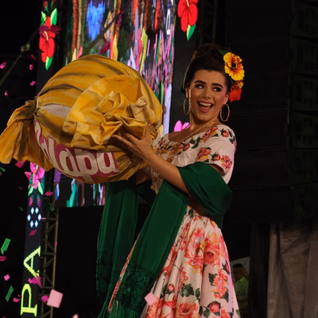 Dulce Embajadora De Jalapa Tabasco 2026: Sabor De La Sierra 70 Lupita Zagal Oropeza, Embajadora De Jalapa 2026, Con Dulces De Joloche Tradicionales. Foto De Tabasco Trends Y La Revista Del Sureste Para La Feria Tabasco 2026.