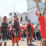 Fieles y adultos mayores participando en el viacrucis de Tamulte