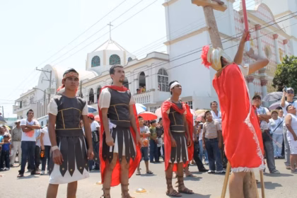 Fieles y adultos mayores participando en el viacrucis de Tamulte