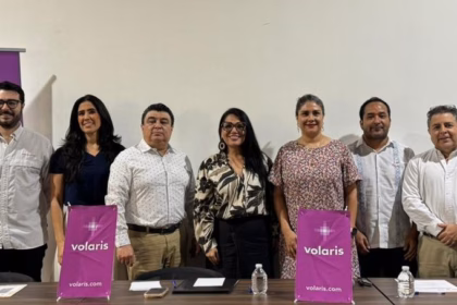 Resentación Oficial De La Nueva Ruta Aérea Villahermosa-Puebla De Volaris. Directivos De La Aerolínea Y Autoridades De Turismo De Tabasco Posan En Un Evento Informativo Donde Se Anunciaron Vuelos Desde 49 Pesos A Partir De Junio De 2026.
