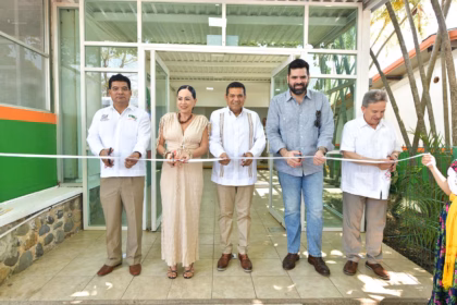 El Gobernador De Tabasco, Javier May Rodríguez, Junto A Patricia Iparrea Sánchez (Secretaria De Educación), Daniel Casasús Ruz (Titular De Sotop) Y Guadalupe Arias Acopa (Director Del Cecyte), Realizan El Corte De Listón Inaugural De Las Nuevas Instalaciones De La Dirección General Del Cecyte Tabasco. Los Funcionarios Se Encuentran Frente A La Entrada De Un Edificio Moderno Con Amplios Ventanales.
