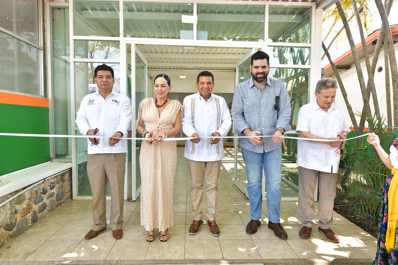 El Gobernador De Tabasco, Javier May Rodríguez, Junto A Patricia Iparrea Sánchez (Secretaria De Educación), Daniel Casasús Ruz (Titular De Sotop) Y Guadalupe Arias Acopa (Director Del Cecyte), Realizan El Corte De Listón Inaugural De Las Nuevas Instalaciones De La Dirección General Del Cecyte Tabasco. Los Funcionarios Se Encuentran Frente A La Entrada De Un Edificio Moderno Con Amplios Ventanales.