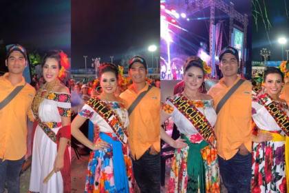 Un Collage De Cuatro Fotografías Verticales Tomadas De Noche Durante Un Evento Festivo. En Cada Imagen Aparece El Artesano Edison Payró Desales, Vistiendo Una Camisa Color Naranja Claro Y Gorra Oscura, Posando Junto A Las Embajadoras De Balancán, Centla, Macuspana Y Comalcalco. Las Jóvenes Lucen El Traje Regional De Tabasco Con Bandas Bordadas Que Indican Sus Respectivos Municipios.