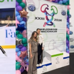 Una Composición De Tres Fotografías Verticales Que Muestran A La Joven Patinadora Artística Tabasqueña, Mariana Rovirosa Priego. A La Izquierda, Se La Ve En La Pista Ejecutando Una Pose Con Un Traje Blanco Y Negro Inspirado En Michael Jackson.