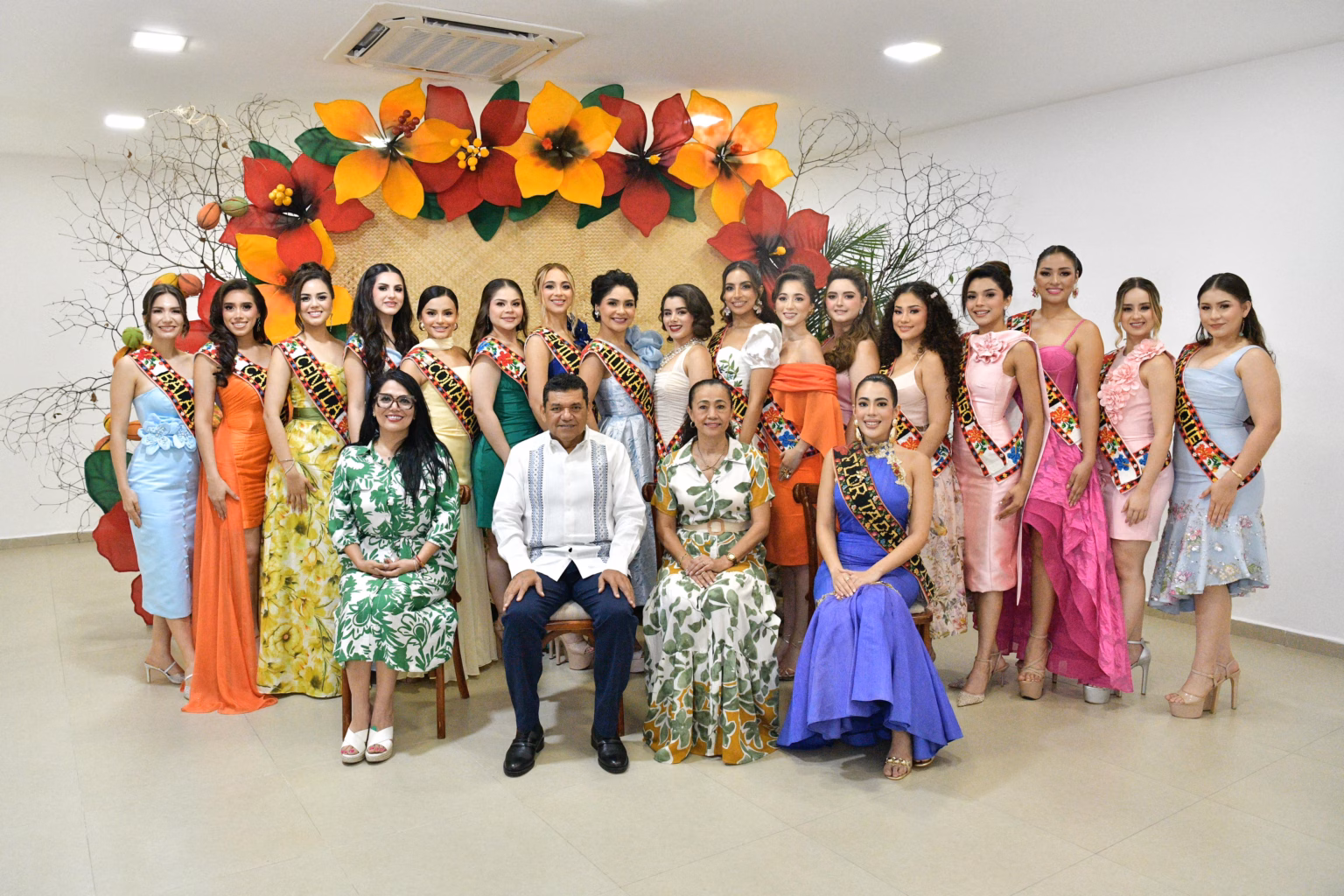 El Gobierno Del Pueblo Fortalece La Identidad: Javier May Convive Con Las 17 Embajadoras De La Feria Tabasco 2026 69 Las 17 Embajadoras De La Feria Tabasco 2026, Con El Gobernador Javier May.