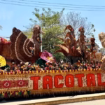 Fotografía De Un Carro Alegórico Del Municipio De Tacotalpa Para La Feria Tabasco 2026. La Estructura Está Completamente Revestida Con Fibras Naturales, Semillas Y Tejidos Artesanales En Tonos Ocres Y Café.