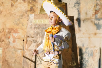 Una Fotografía A Medio Cuerpo De Abraham, El Niño Conocido Como &Quot;El Charrito&Quot;