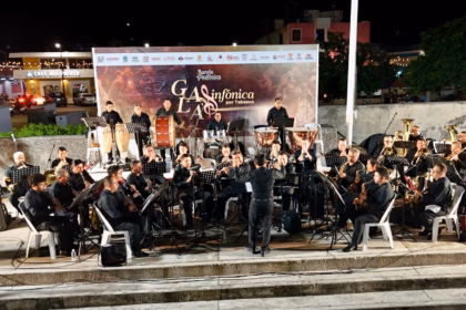 Fotografía Nocturna De La Banda Sinfónica Del Estado De Tabasco Durante Su Concierto En La Plaza Principal De Frontera, Centla. S