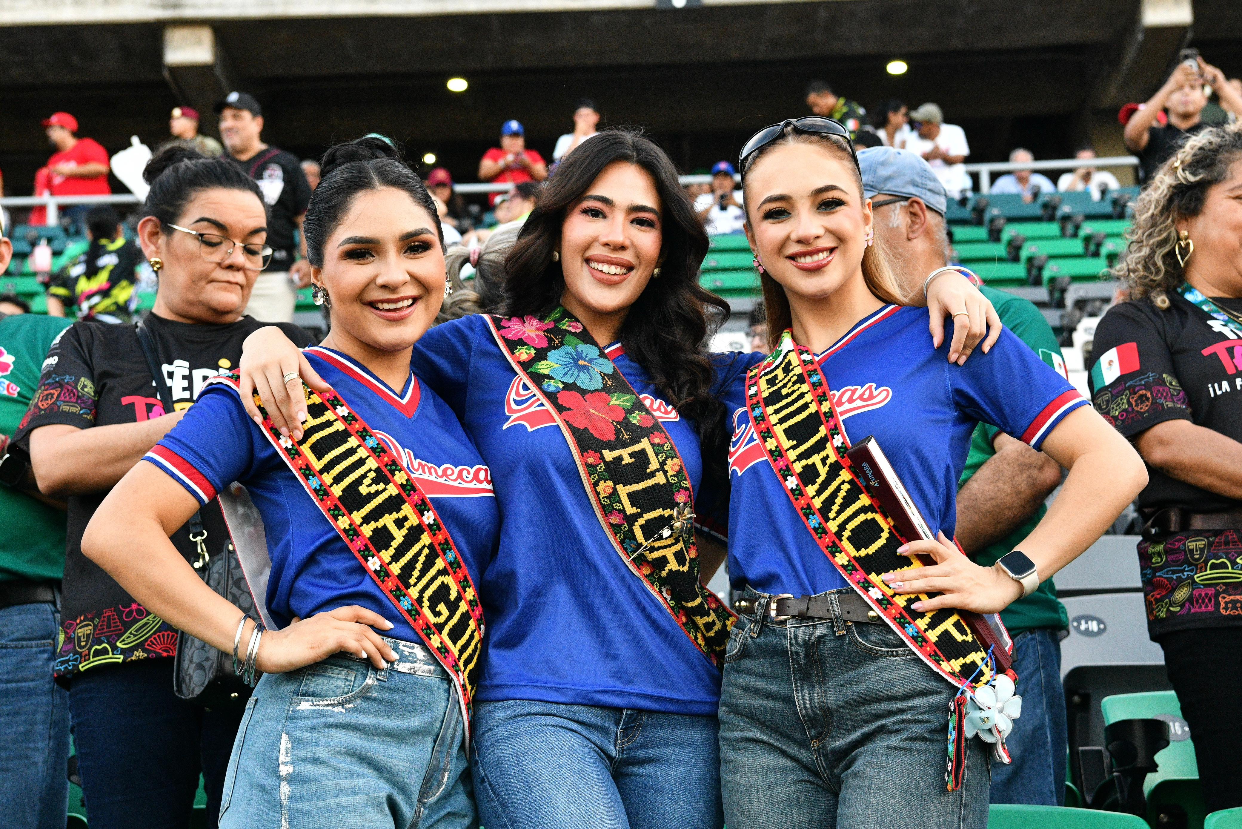María Fernanda Palma Miramontes (Flor De Oro Tabasco 2025). Esta Rodeada De Las Embajadoras De Los Municipios De Tabasco.