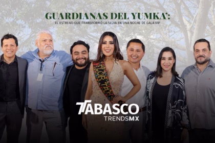 Fotografía Grupal De La Premier De &Quot;Guardianas Del Yumka’&Quot;. En El Centro Destaca Una Mujer Con Un Vestido De Gala Claro Y La Banda De &Quot;Flor Tabasco&Quot;, Flanqueada Por Un Grupo De Cinco Hombres Y Una Mujer. Entre Los Asistentes Se Encuentran Los Reconocidos Actores Joaquín Cosío Y Silverio Palacios. El Fondo Muestra Una Textura Sutil De Follaje De Selva.