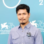 Retrato En Plano Medio Del Actor Mexicano Harold Torres, Sonriendo Levemente A La Cámara.