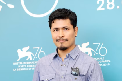 Retrato En Plano Medio Del Actor Mexicano Harold Torres, Sonriendo Levemente A La Cámara.