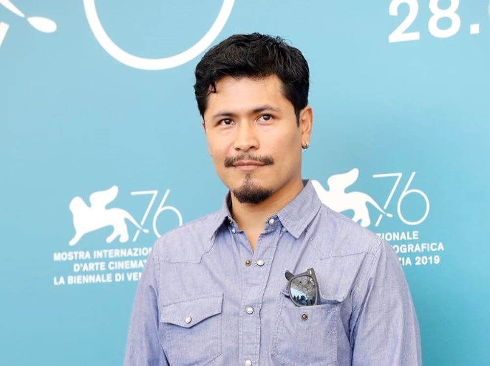 Retrato En Plano Medio Del Actor Mexicano Harold Torres, Sonriendo Levemente A La Cámara.