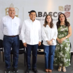 Fotografía Oficial Durante La Conferencia De Prensa Del Gobierno De Tabasco. Al Centro, El Gobernador Javier May Rodríguez Junto A Funcionarios Estatales Frente A Un Muro Con El Logotipo Institucional. El Mandatario Viste Una Guayabera Blanca, Símbolo De La Identidad Regional, En Un Ambiente De Comunicación Oficial Sobre La Feria Tabasco 2026.