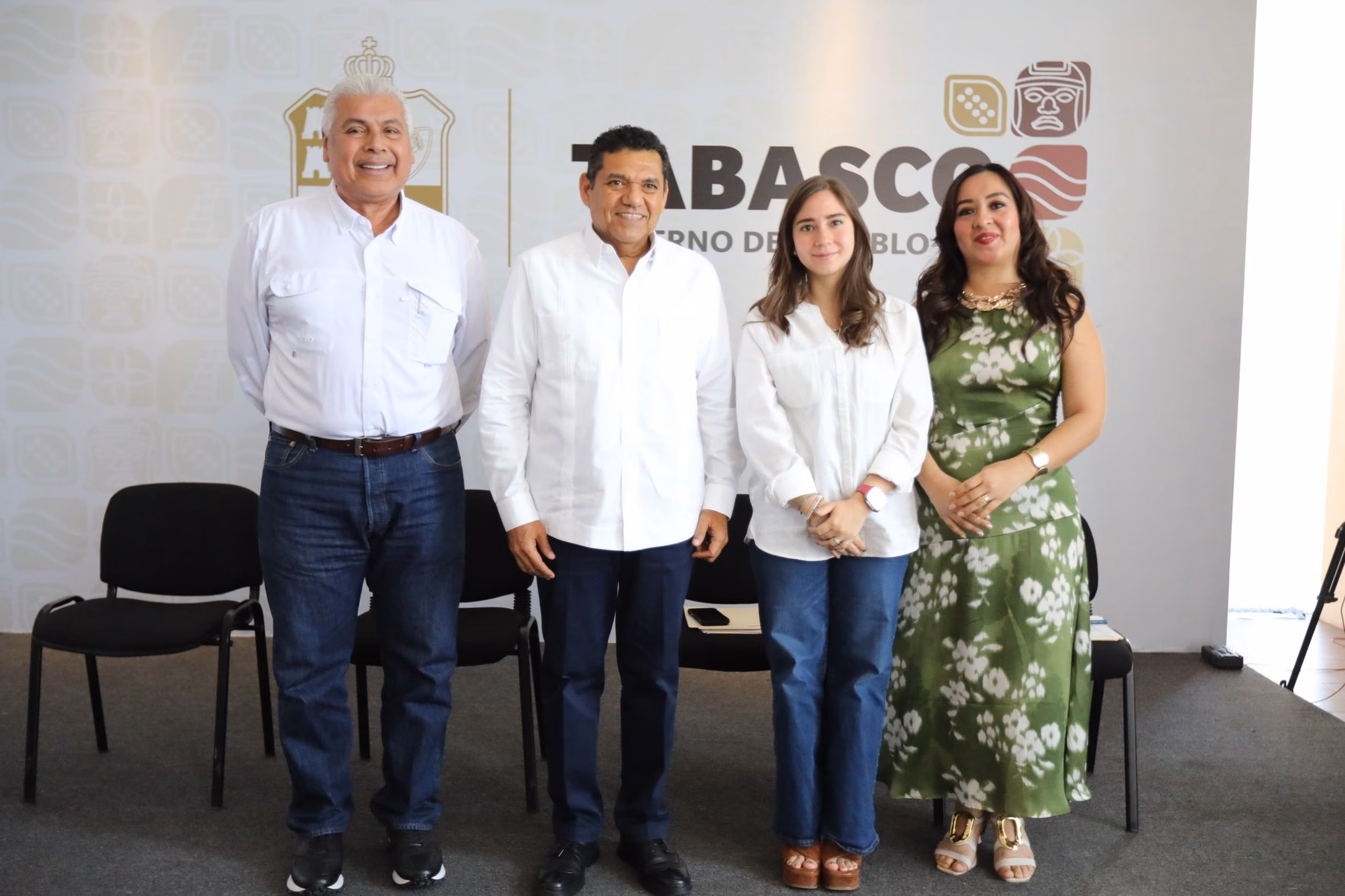 Fotografía Oficial Durante La Conferencia De Prensa Del Gobierno De Tabasco. Al Centro, El Gobernador Javier May Rodríguez Junto A Funcionarios Estatales Frente A Un Muro Con El Logotipo Institucional. El Mandatario Viste Una Guayabera Blanca, Símbolo De La Identidad Regional, En Un Ambiente De Comunicación Oficial Sobre La Feria Tabasco 2026.