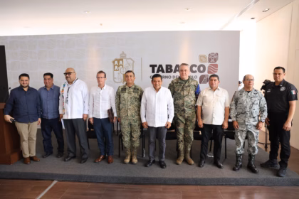 Una Fotografía De Cuerpo Entero Muestra A Un Grupo De Diez Hombres De Mediana Edad, Incluyendo Funcionarios Del Gobierno En Guayaberas Y Militares En Uniforme, Posando De Pie En Una Tarima En Una Sala De Conferencias Moderna. Están Frente A Un Telón De Fondo De Marca Que Muestra El Escudo De Armas De Tabasco Y El Texto Que Dice &Quot;Tabasco Gobierno Del Pueblo&Quot;.