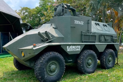 Vehículo Blindado De Seis Ruedas Del Ejército Mexicano, Modelo Vcr Tt 6X6 Con Ametralladora Montada, Exhibido Sobre Césped En El Parque Tabasco Dora María Durante La Exposición Militar 'La Gran Fuerza De México' En Villahermosa, Tabasco.