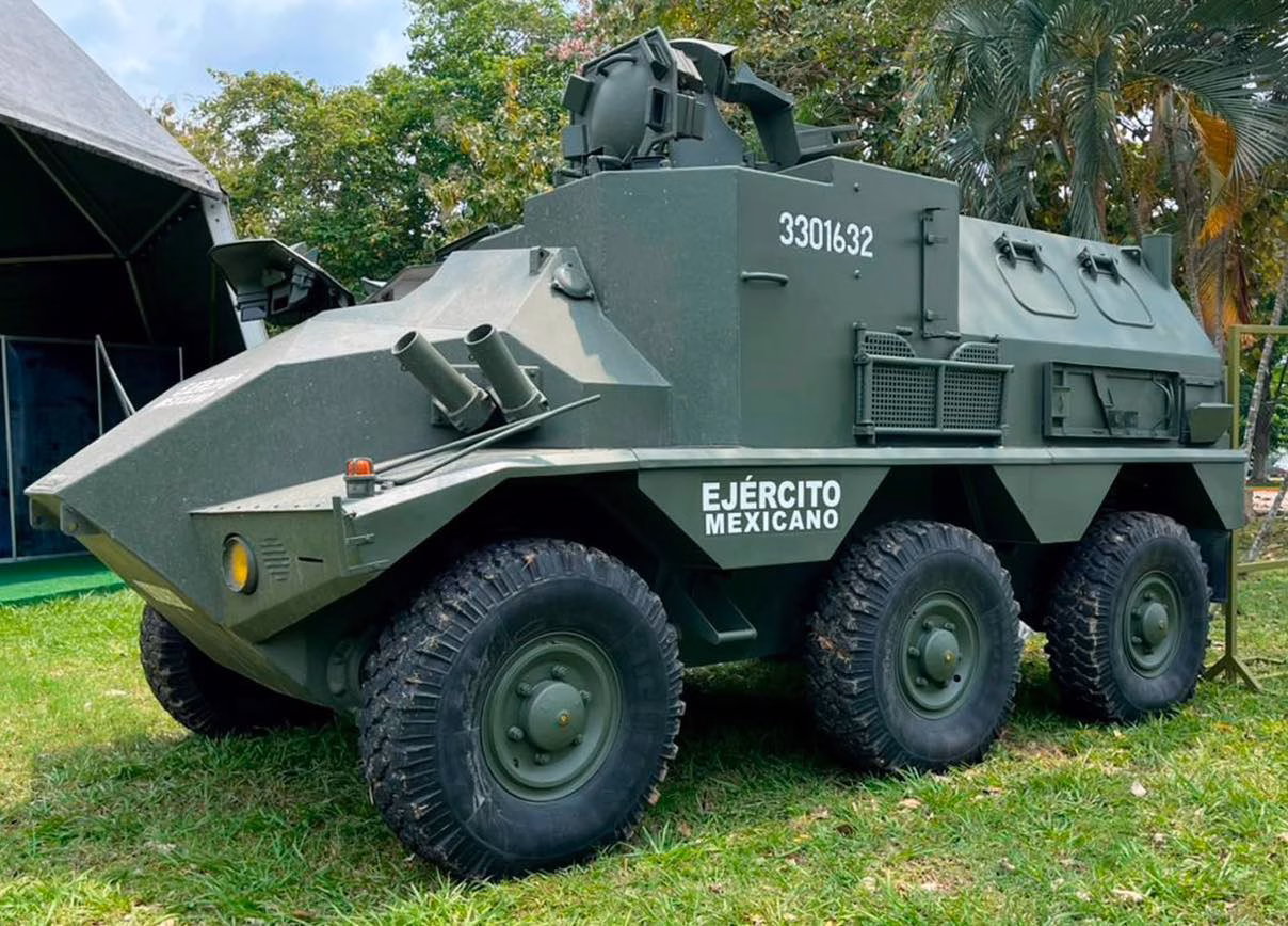 La Gran Fuerza De México 2026: Guía Completa De La Exposición Militar En Villahermosa 70 Vehículo Blindado De Seis Ruedas Del Ejército Mexicano, Modelo Vcr Tt 6X6 Con Ametralladora Montada, Exhibido Sobre Césped En El Parque Tabasco Dora María Durante La Exposición Militar 'La Gran Fuerza De México' En Villahermosa, Tabasco.