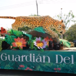 &Quot;Fotografía Del Carro Alegórico De Tenosique Durante El Desfile De La Feria Tabasco 2026. La Obra, De Inspiración Antropológica, Muestra Una Representación Artística Del Enfrentamiento Místico Entre Un Jaguar Monumental Y El Cojó, Personaje Central De La Danza Del Pochó.