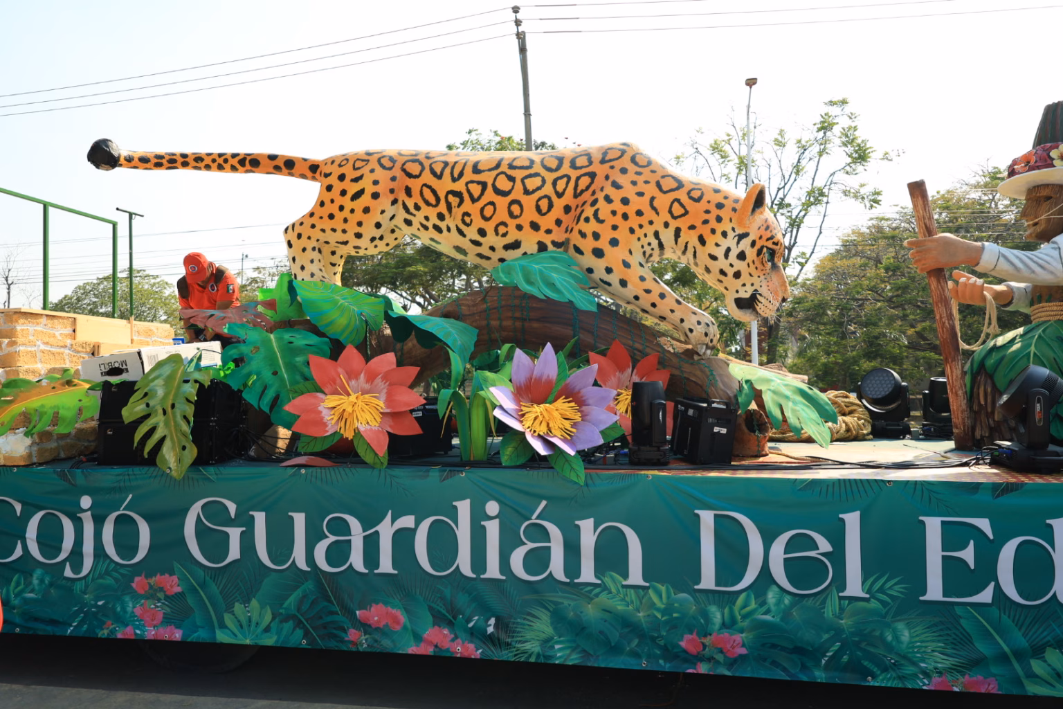 &Quot;Fotografía Del Carro Alegórico De Tenosique Durante El Desfile De La Feria Tabasco 2026. La Obra, De Inspiración Antropológica, Muestra Una Representación Artística Del Enfrentamiento Místico Entre Un Jaguar Monumental Y El Cojó, Personaje Central De La Danza Del Pochó.