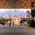 Una Pasarela De Raíces Y Solidaridad. Las Embajadoras Municipales, Ataviadas Con Diseños De Alta Costura Y Portando Con Orgullo Sus Bandas Bordadas Con Punto De Lomillo, Cierran La Jornada Del Desfile De Modas Con Causa.