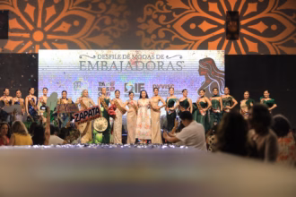 Una Pasarela De Raíces Y Solidaridad. Las Embajadoras Municipales, Ataviadas Con Diseños De Alta Costura Y Portando Con Orgullo Sus Bandas Bordadas Con Punto De Lomillo, Cierran La Jornada Del Desfile De Modas Con Causa.