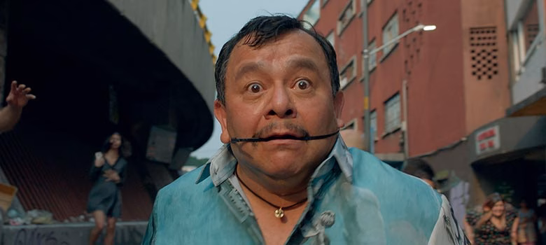 Fotograma Cinematográfico Del Actor Silverio Palacios En Una Escena De Acción Urbana.