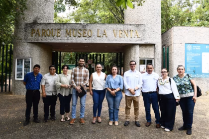 Grupo De Diez Personas, Integrado Por Funcionarios Y Personal Técnico, Posan Para Una Fotografía Oficial Frente A La Entrada Principal Del Parque Museo La Venta. El Acceso, De Estilo Rústico Y Piedra, Muestra El Nombre Del Museo En Letras Grandes De Metal.