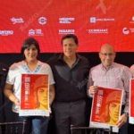 Una Fotografía De Plano Medio Capturada En Una Conferencia De Prensa En Villahermosa, Tabasco. Cinco Personas (Cuatro Hombres Y Una Mujer) Están De Pie En Una Fila, Posando Para La Cámara Detrás De Una Mesa De Conferencia Con Micrófonos Y Botellas De Agua. Tres De Los Asistentes Sostienen Carteles Promocionales Del &Quot;Tbff 1Er Abril Tabasco Film Festival&Quot;.