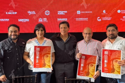 Una Fotografía De Plano Medio Capturada En Una Conferencia De Prensa En Villahermosa, Tabasco. Cinco Personas (Cuatro Hombres Y Una Mujer) Están De Pie En Una Fila, Posando Para La Cámara Detrás De Una Mesa De Conferencia Con Micrófonos Y Botellas De Agua. Tres De Los Asistentes Sostienen Carteles Promocionales Del &Quot;Tbff 1Er Abril Tabasco Film Festival&Quot;.