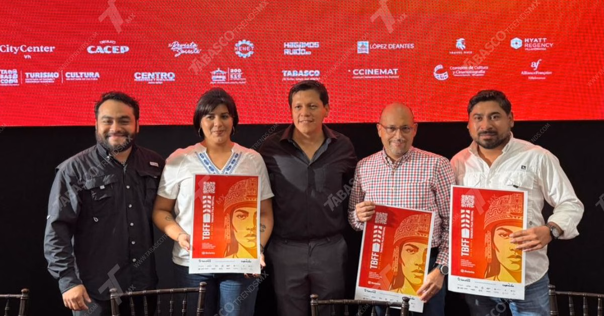 Tabasco Film Festival 2026: Villahermosa Se Convierte En Capital Del Cine 70 Una Fotografía De Plano Medio Capturada En Una Conferencia De Prensa En Villahermosa, Tabasco. Cinco Personas (Cuatro Hombres Y Una Mujer) Están De Pie En Una Fila, Posando Para La Cámara Detrás De Una Mesa De Conferencia Con Micrófonos Y Botellas De Agua. Tres De Los Asistentes Sostienen Carteles Promocionales Del &Amp;Quot;Tbff 1Er Abril Tabasco Film Festival&Amp;Quot;.