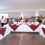 Fotografía Grupal A Color Tomada En Un Salón De Conferencias Moderno En Villahermosa, Tabasco. Muestra A Decenas De Personas, Incluidos Funcionarios Estatales, Alcaldes Y Líderes Del Sector Transporte, Posando De Pie Y Sentados Alrededor De Una Gran Mesa De Reuniones En Forma De U Cubierta Con Manteles Blancos Y Guindas. En El Centro, Sentados, Destacan El Secretario De Gobierno, José Ramiro López Obrador, Y El Secretario De Movilidad, Rafael Elías Sánchez Cabrales. Al Fondo, A La Derecha, Una Gran Pared Blanca Muestra El Logotipo Oficial Del Gobierno De Tabasco Con La Frase &Quot;Tabasco, Gobierno Del Pueblo&Quot;. A La Izquierda, Una Pantalla De Proyección Apagada Muestra Un Cartel Rosa Con El Texto &Quot;Segunda Sesión Ordinaria Del Consejo Estatal De Movilidad&Quot;. El Ambiente Es Profesional E Institucional.